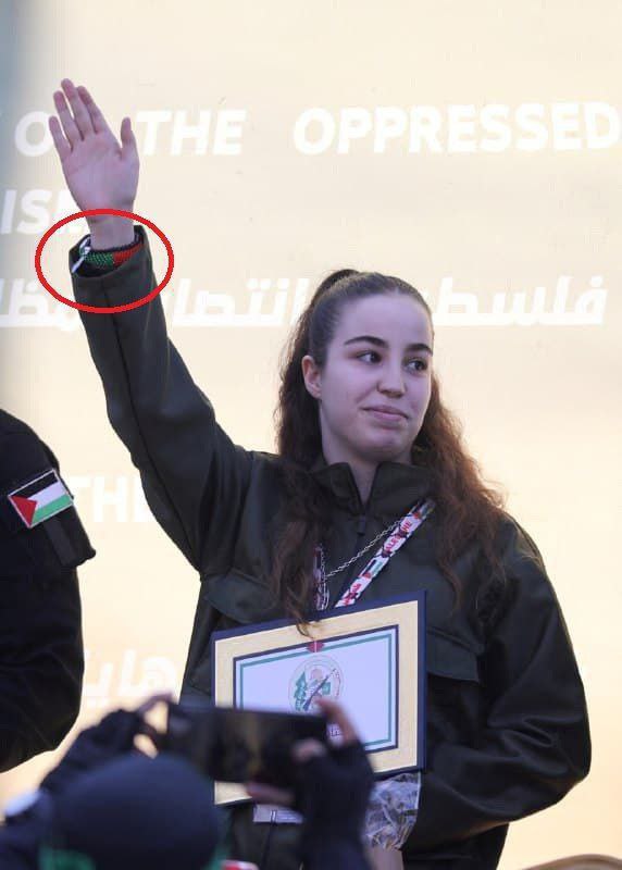 المجندة (الإسرائيلية) “آغام بيرغر” في يدها علم فلسطين قبيل أن…