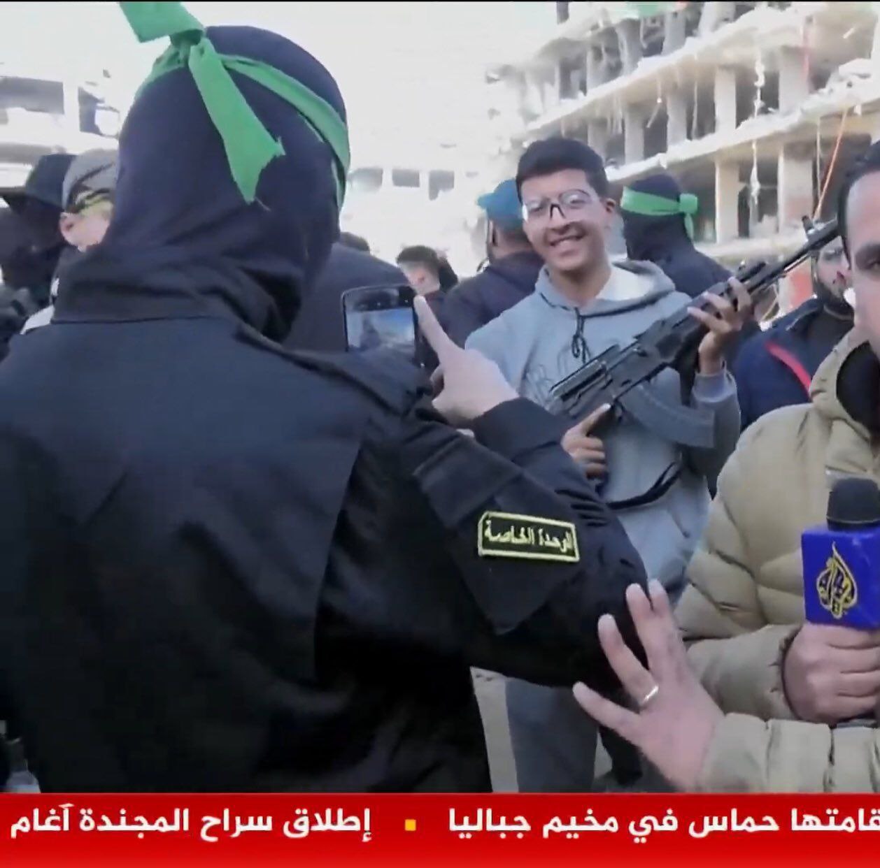 شاب فلسطيني يطلب من أحد مقاتلي القسام تصويره بسلاحه قبيل…