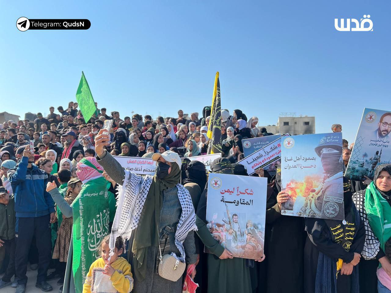 “شكراً لليمن ولبنان وإيران”… فلسطينيات يرفهن لافتات شكر خلال المشاركة…