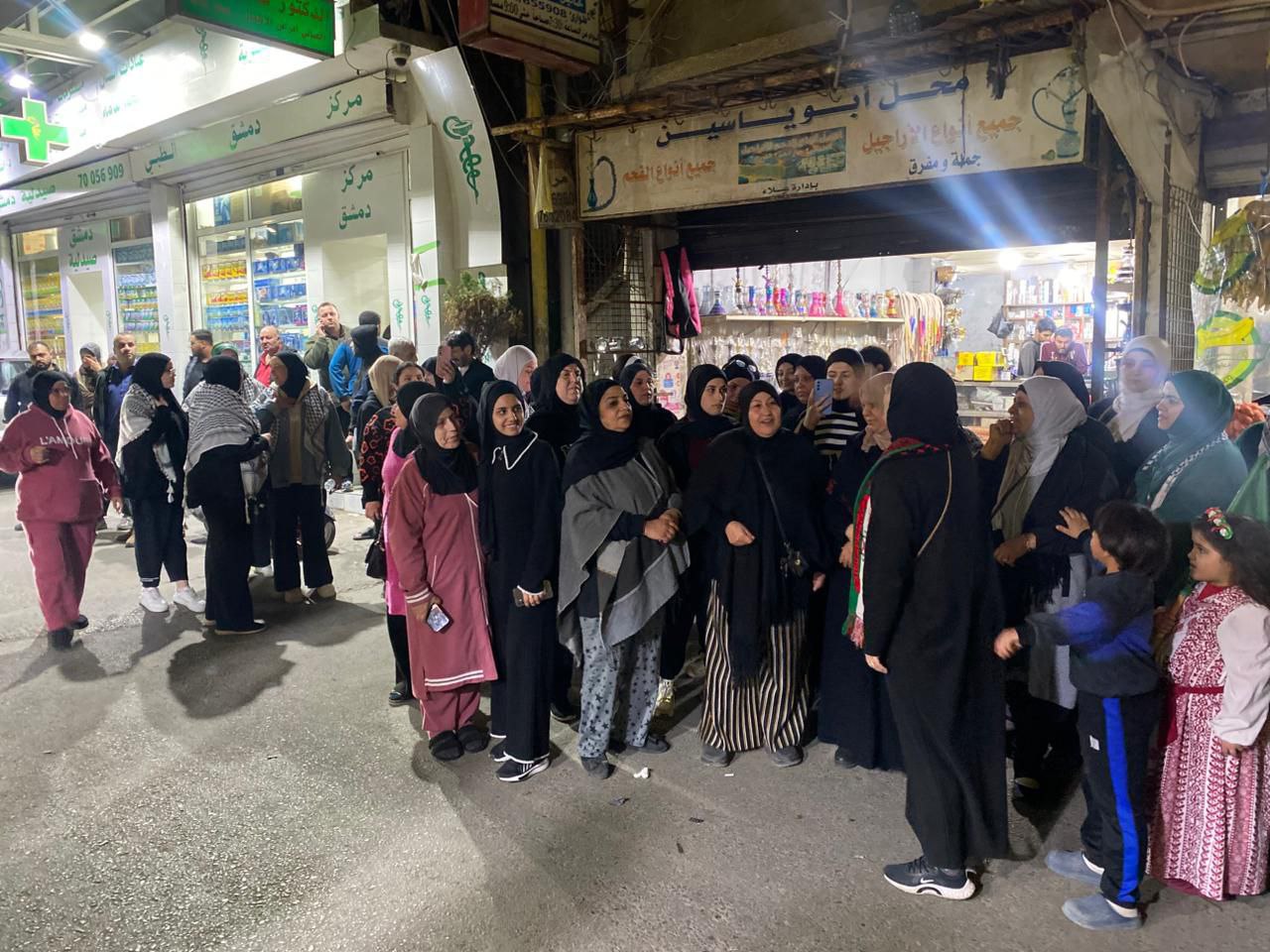 خروج الأهالي في مخيم برج البراجنة إلى الساحات وفاء لاستشهاد…