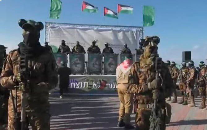 وحدة القناصة التابعة لـ”كتائب القسام”، وهي مسلحة ببنادق “الغول” خلال…