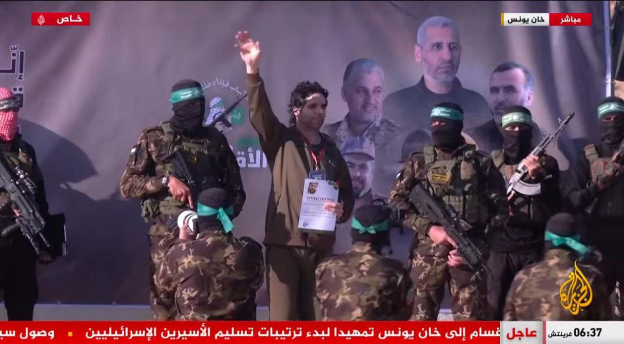 لقطات من لحظة تسليم كتائب القسام للأسير الإسرائيلي عوفر كالديرون…