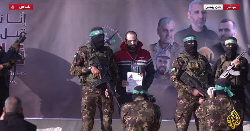 كتائب القسام تفرج عن الأسير الإسرائيلي “ياردن بيباس” وتسلمه إلى…