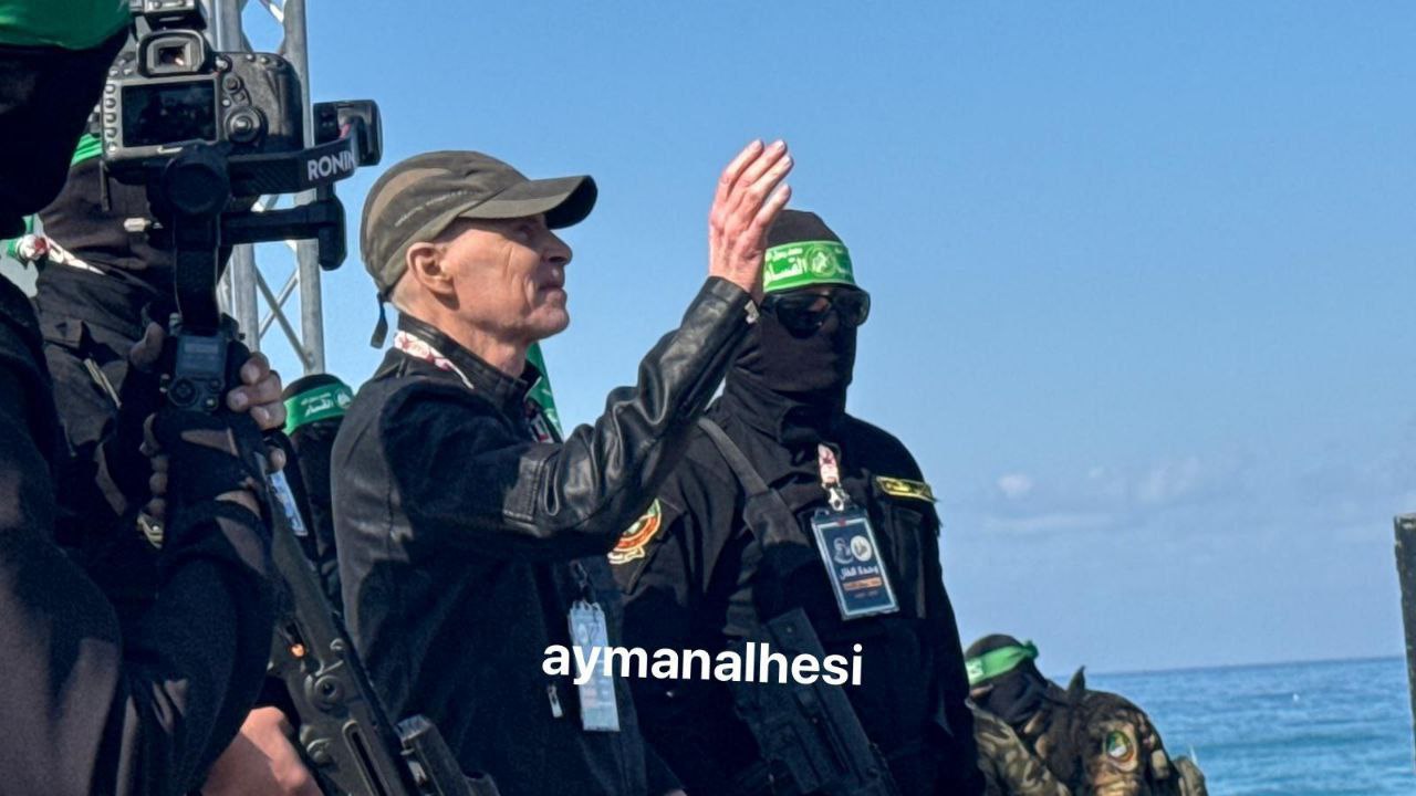 كتائب القسام تفرج عن الأسير “الإسرائيلي” الثالث وتسلمه للصليب الأحمر…