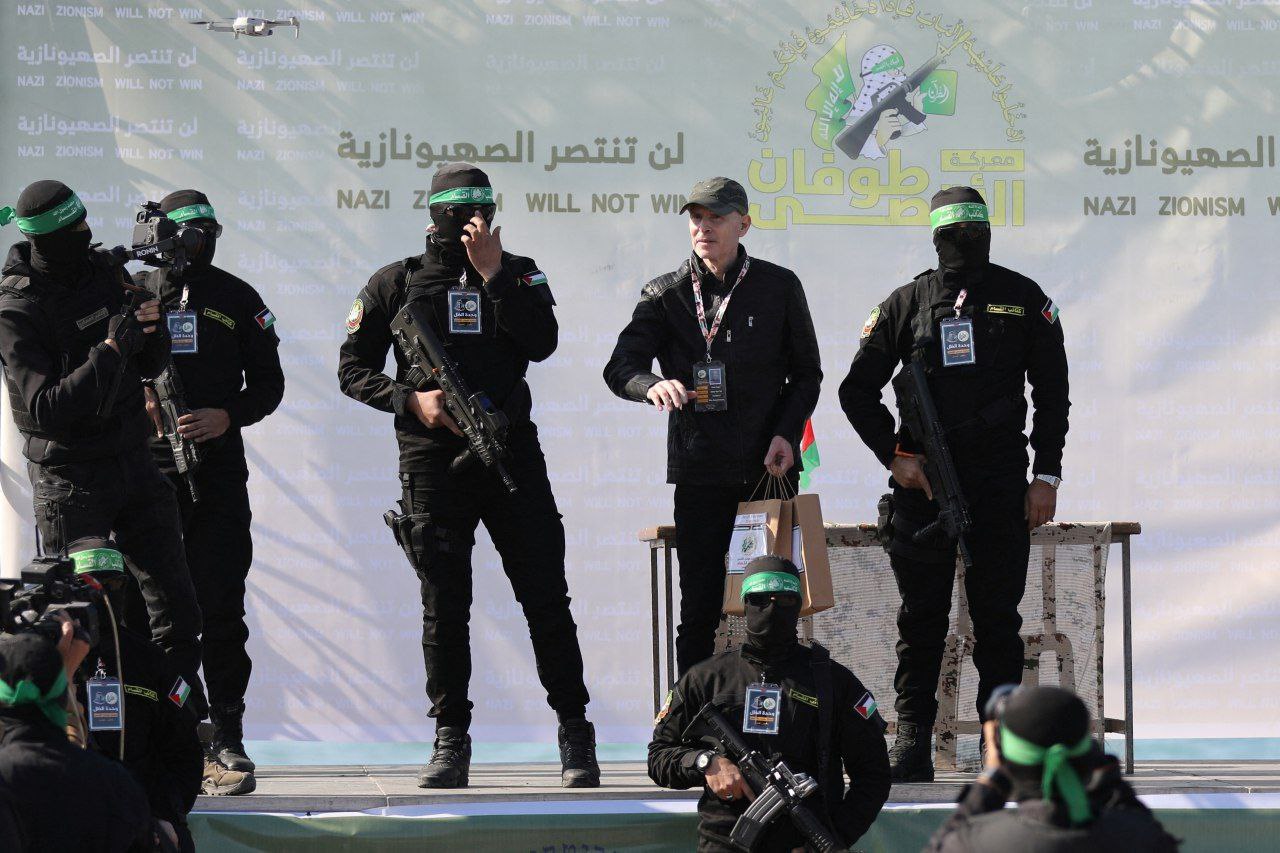 كتائب القسام سلمت الأسير  الإسرائيلي “كيث شمونسل سيغال” هدية…