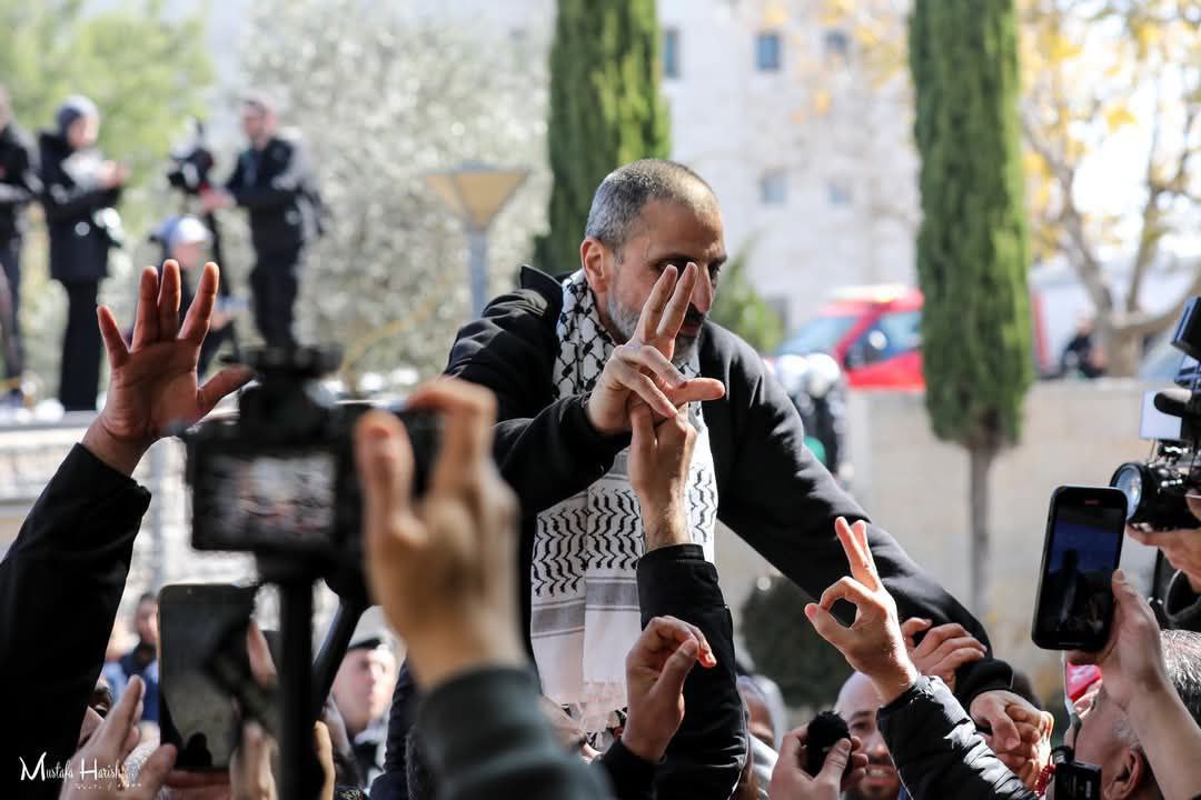 لحظة وصول الأسرى المحررين بصفقة طوفان الأحرار إلى رام الله…