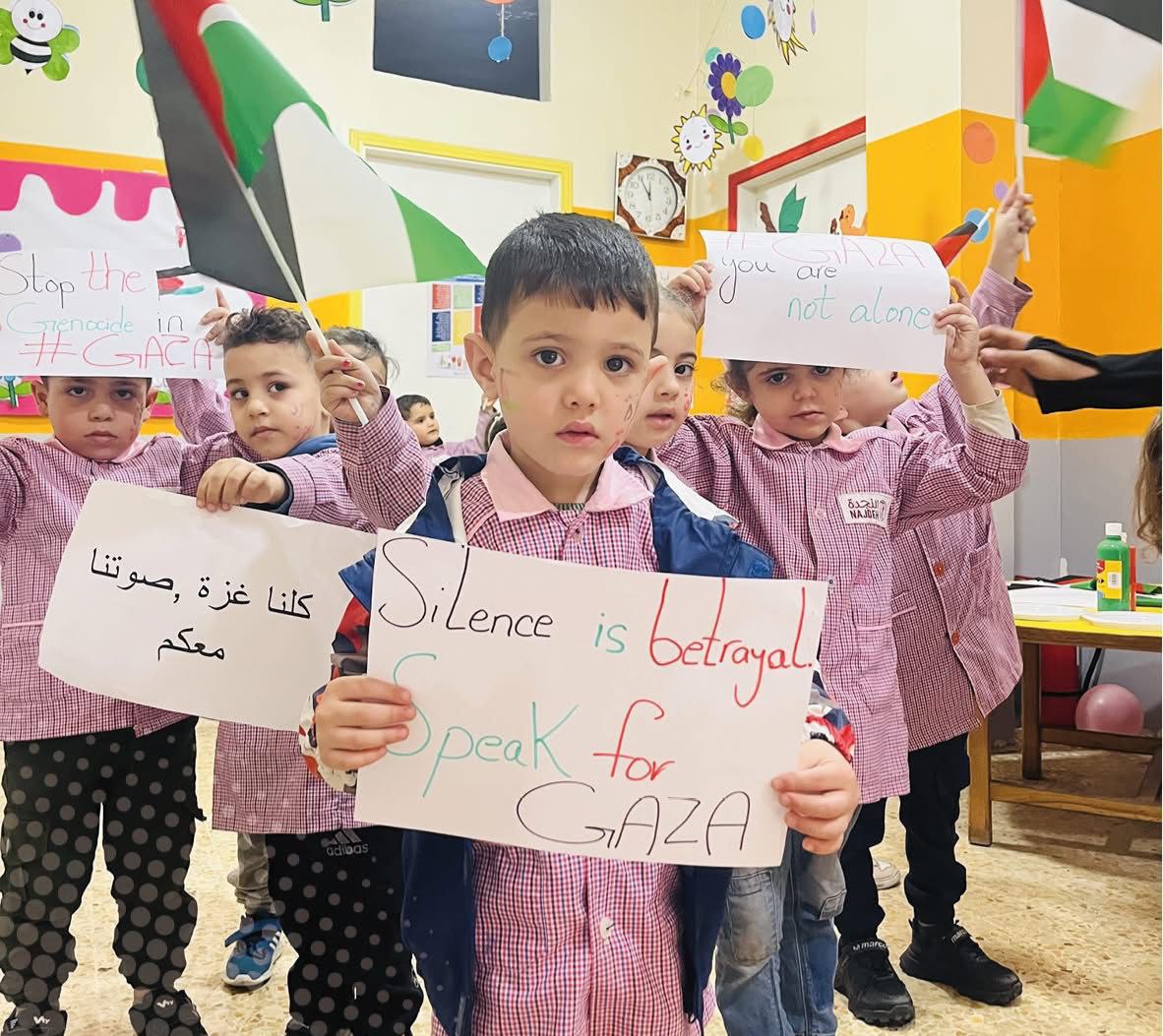 أطفال روضة النجدة يحملون لافتات دعماً لغزة خلال تطبيقهم الأنشطة…