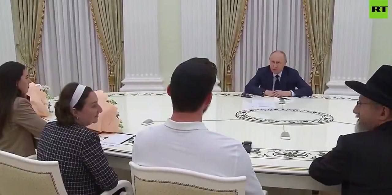 الرئيس الروسي، فلادمير بوتين، خلال لقائه ألكسندر تروفانوف الأسير السابق…