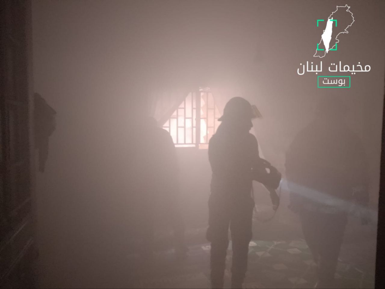 الدفاع المدني الفلسطيني في مخيم البرج الشمالي جنوبي لبنان، يقوم…