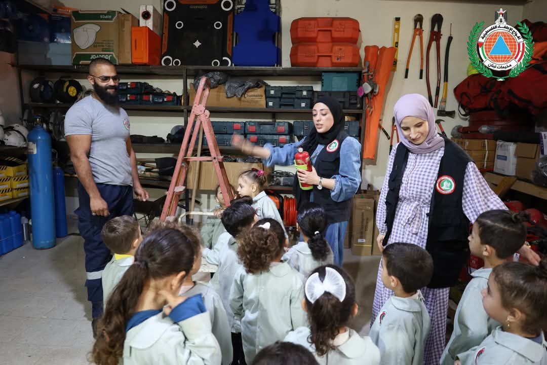 أفواج الإطفاء الفلسطينية تستقبل أطفال روضة “نواة التضامن” في مخيم…