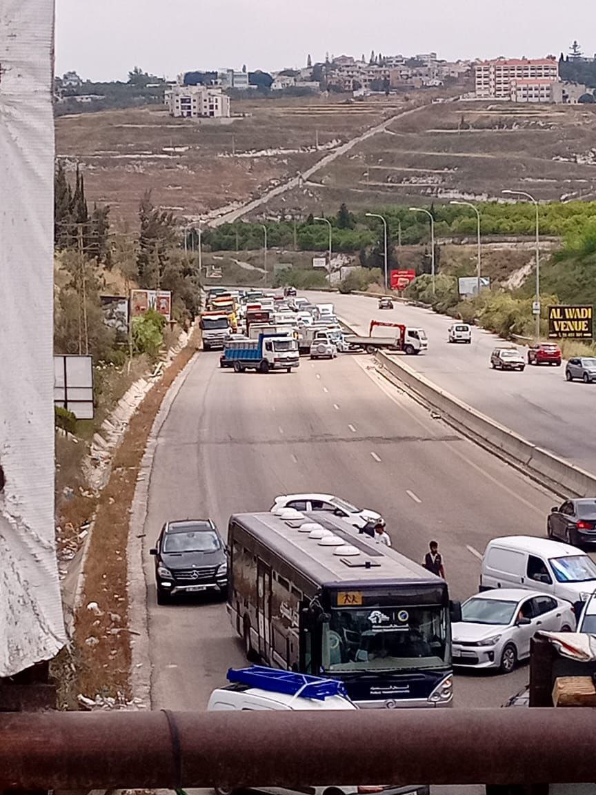 عدد من صيادي الأسماك في منطقة الصرفند جنوب لبنان، قطعوا…