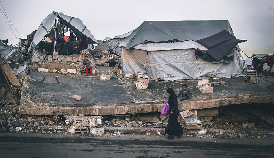 عائلات فلسطينية تقيم على ركام منزلها المدمر في مدينة غزة