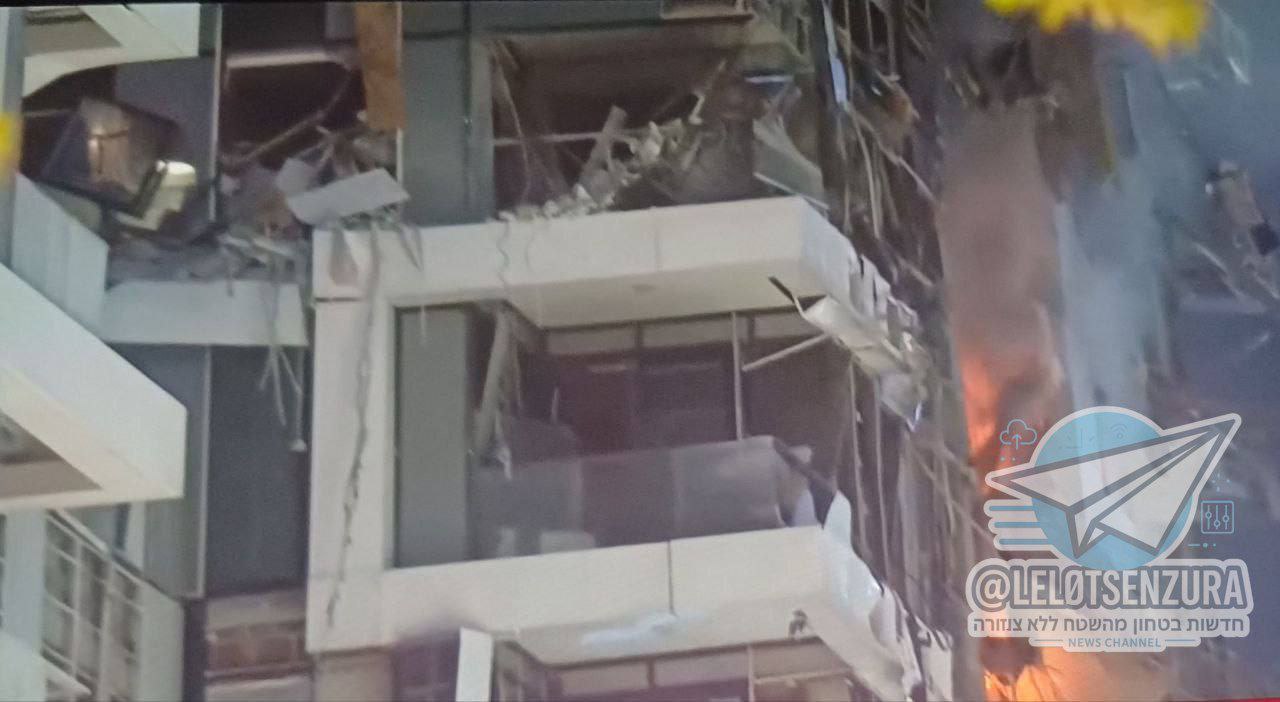 إصابة مباشرة لمبانٍ في “تل أبيب” بصاروخ إيراني.