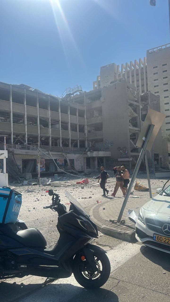 عاجل | مصادر عبرية: إصابة مباشرة لمدرسة دينية في “تل…