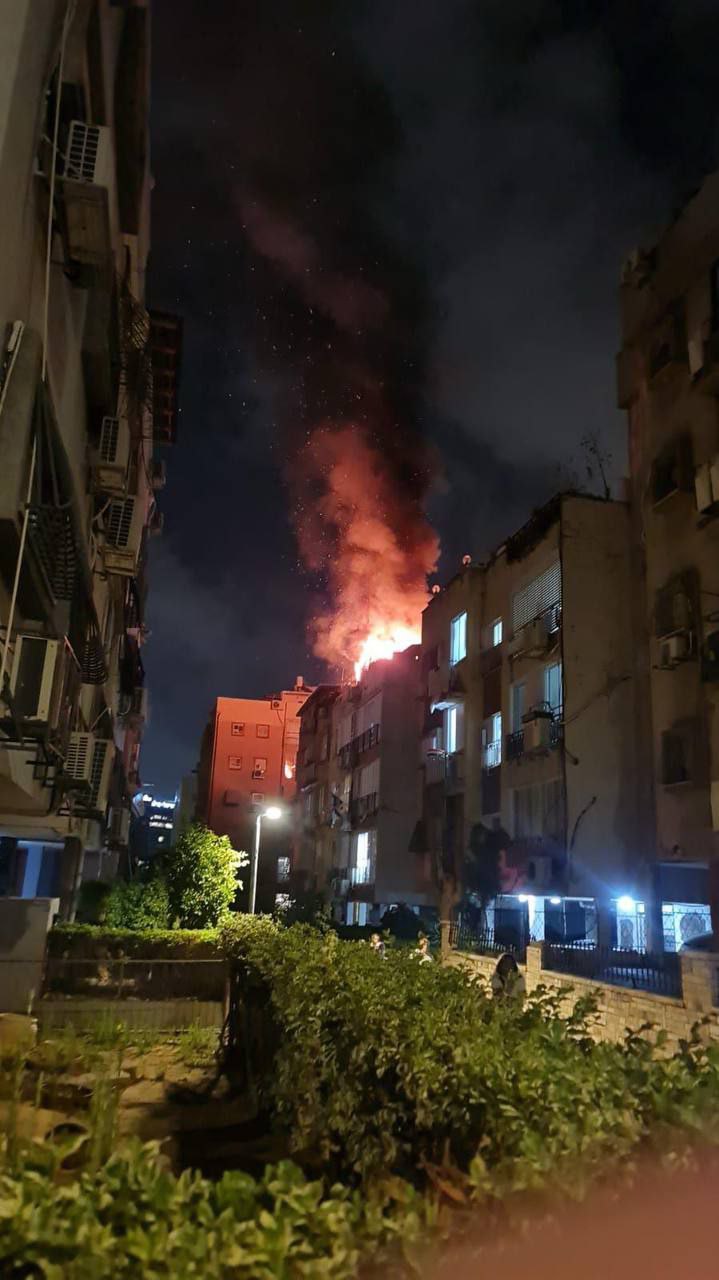 حريق كبير نتيجة سقوط صاروخ إيراني على مبنى في “حولون”…
