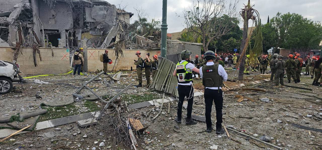 إذاعة جيش الاحتلال: نحو 20 شخصاً عالقون تحت الأنقاض في…
