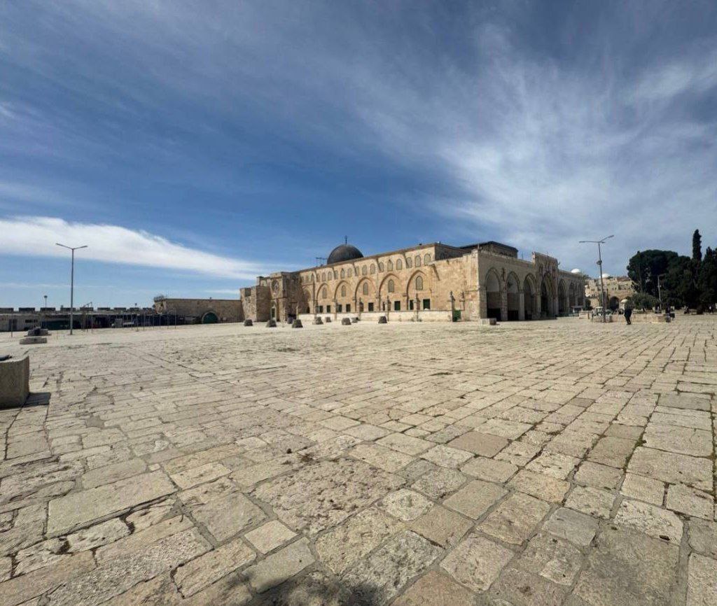 المسجد الأقصى المبارك خالٍ من المصلين، عقب إغلاق قوات الاحتلال…