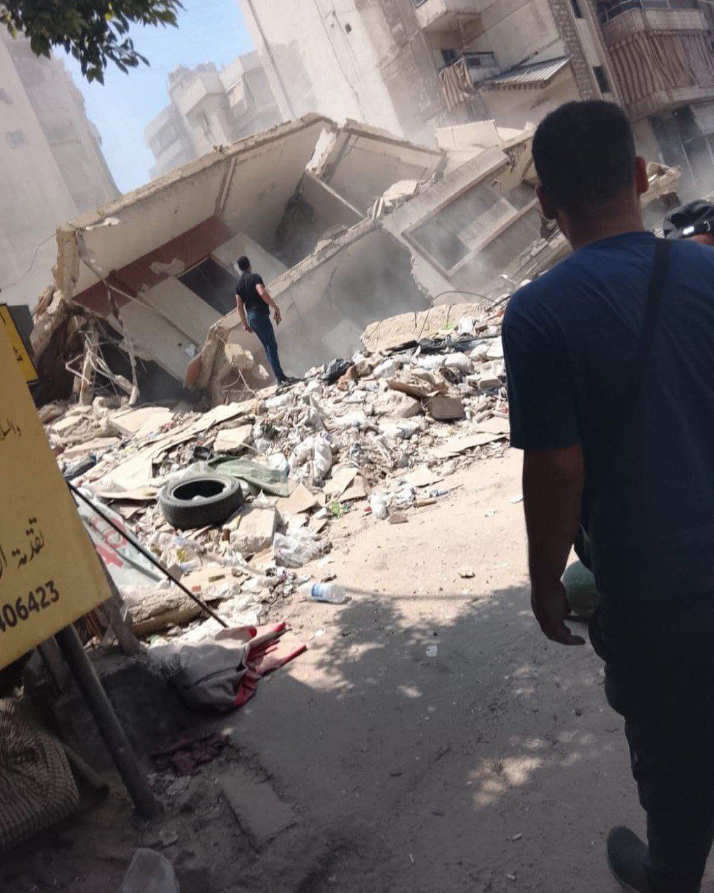 هدم مبنى في الضاحية الجنوبية لبيروت، كان قد تعرض سابقاً…