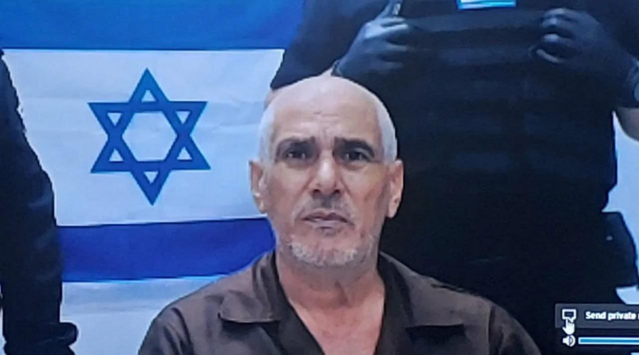 🔴 أول صورة للإعلامي الفلسطيني الدكتور “ناصر اللحام”، أثناء محاكمته…