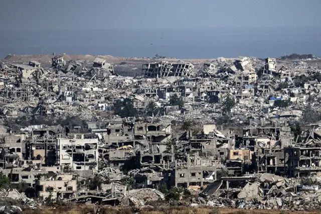 صحيفة “هآرتس” العبرية:

– جيش الاحتلال الإسرائيلي يدمر نحو 2000 مبنى…