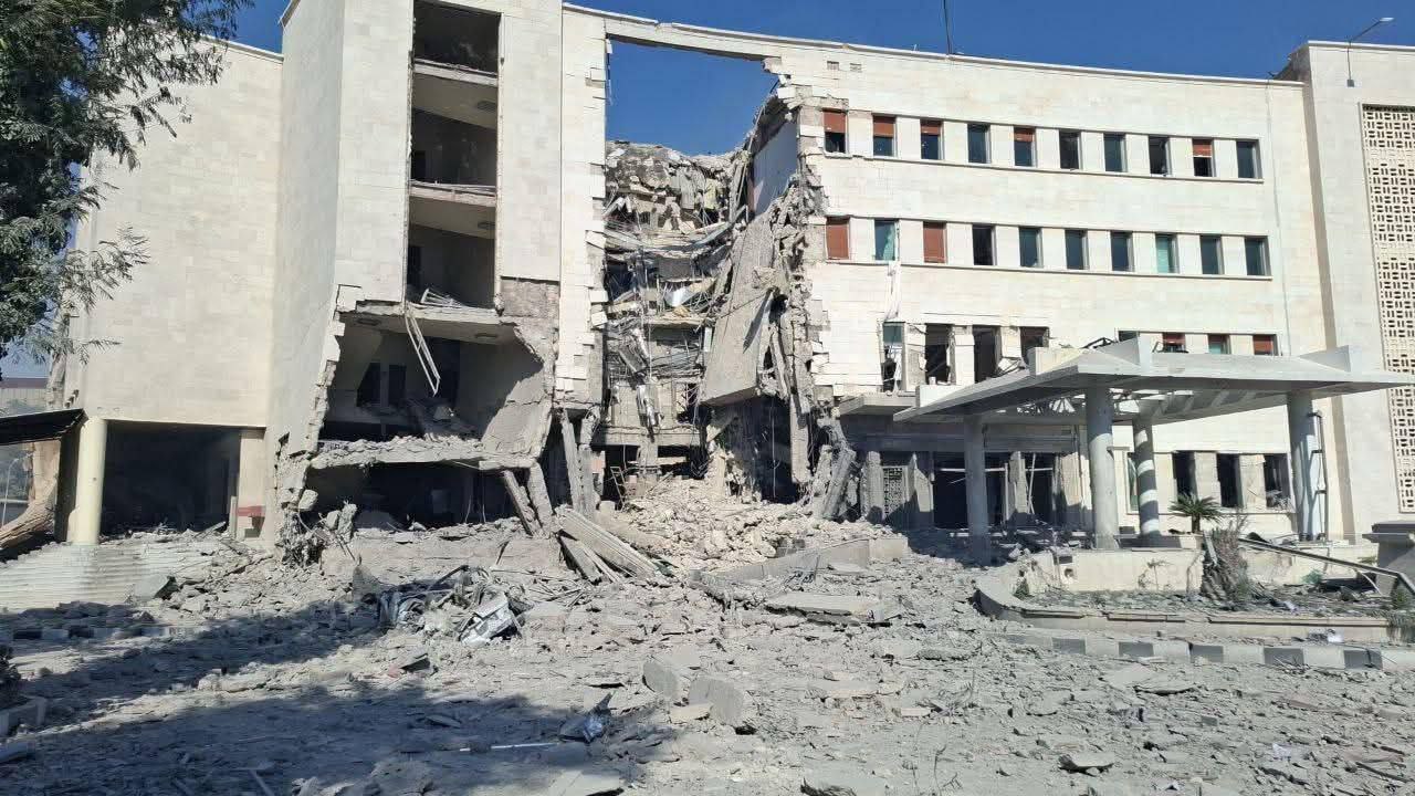 مبنى وزارة الدفاع السورية في العاصمة دمشق بعد إستهدافه من…