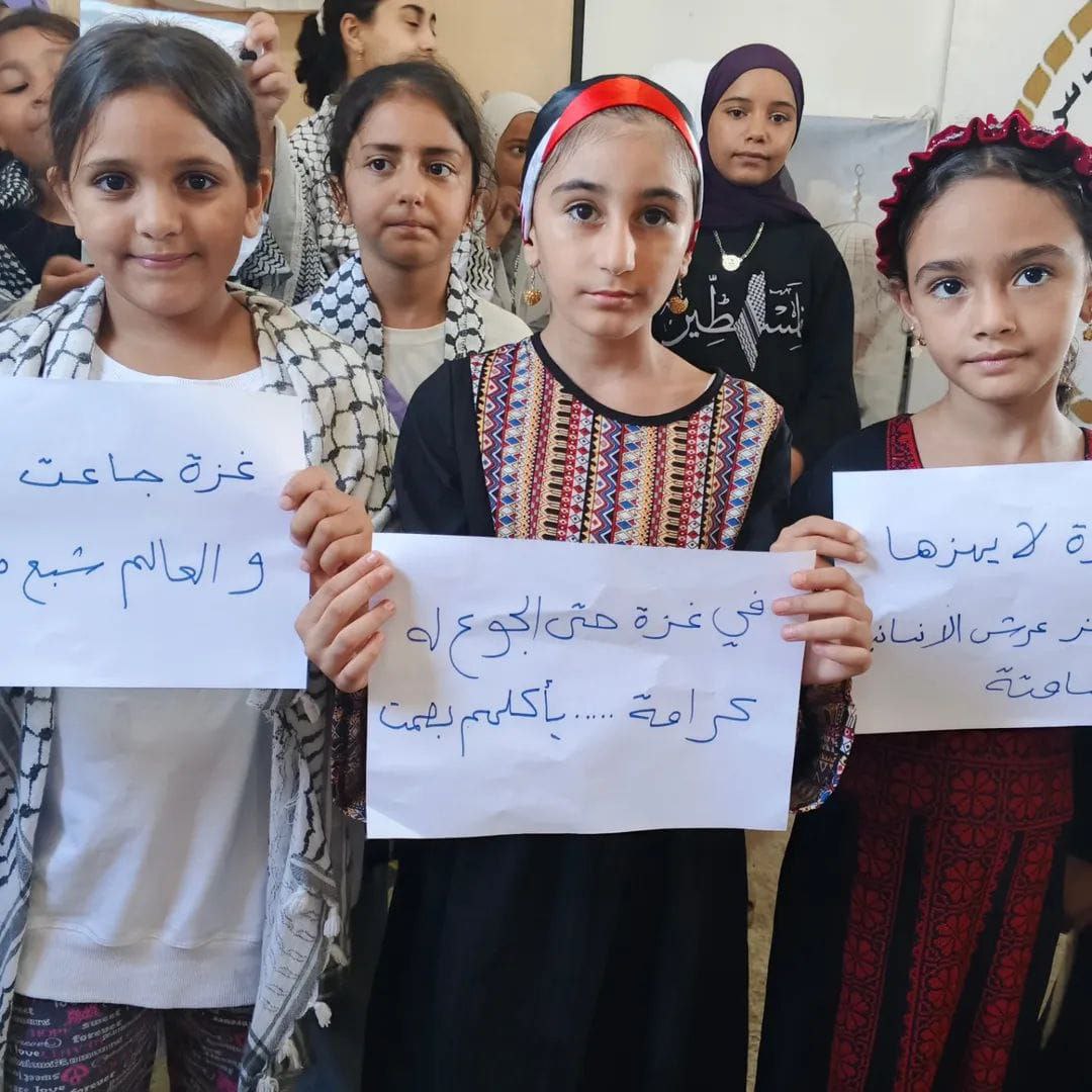 نظمت الهيئة النسائية  في مخيم عين الحلوة، وقفة تضامنية…
