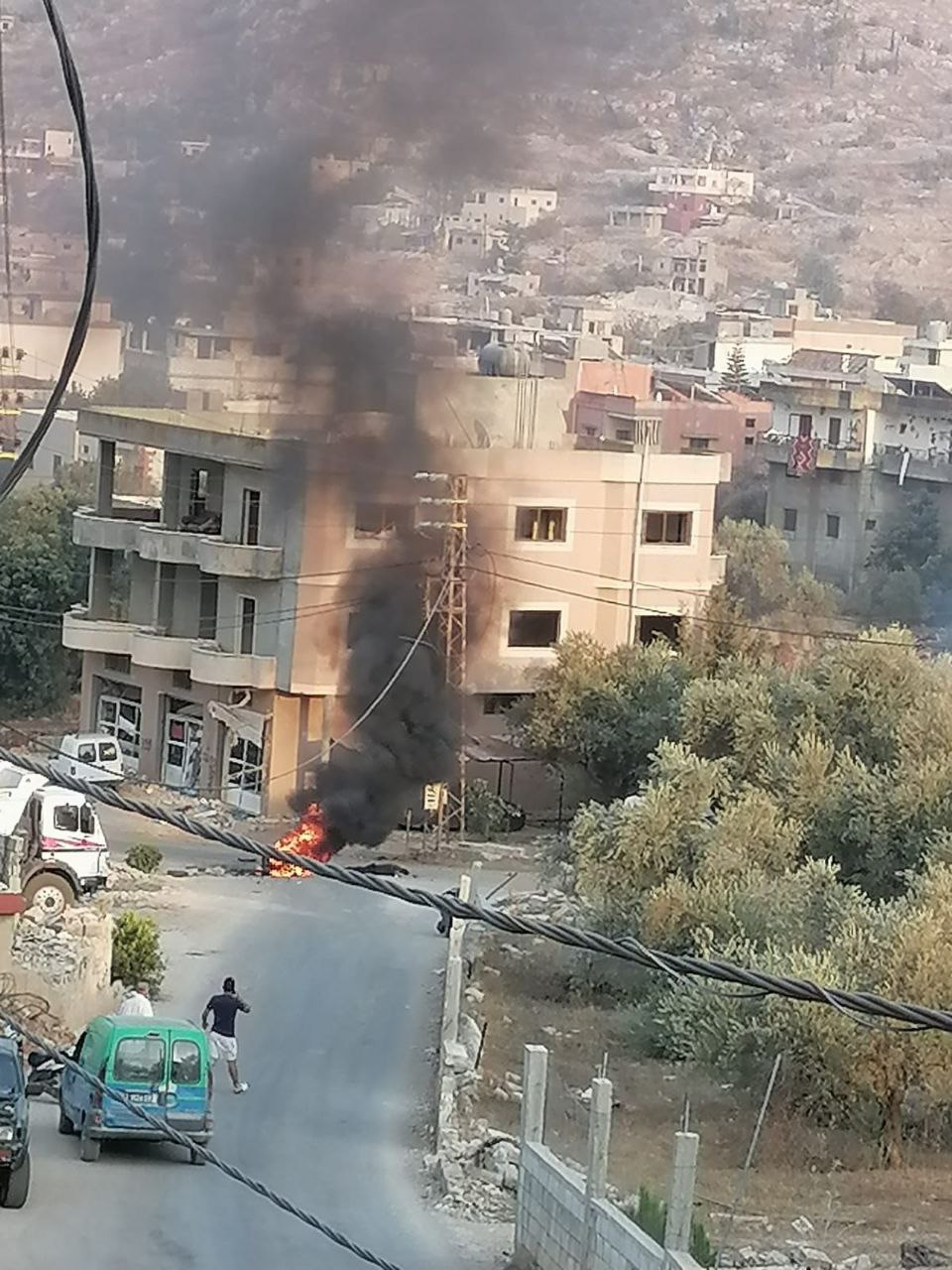 إصابة سيدة وشرطي في غارة إسرائيلية على بلدة عيترون جنوب…