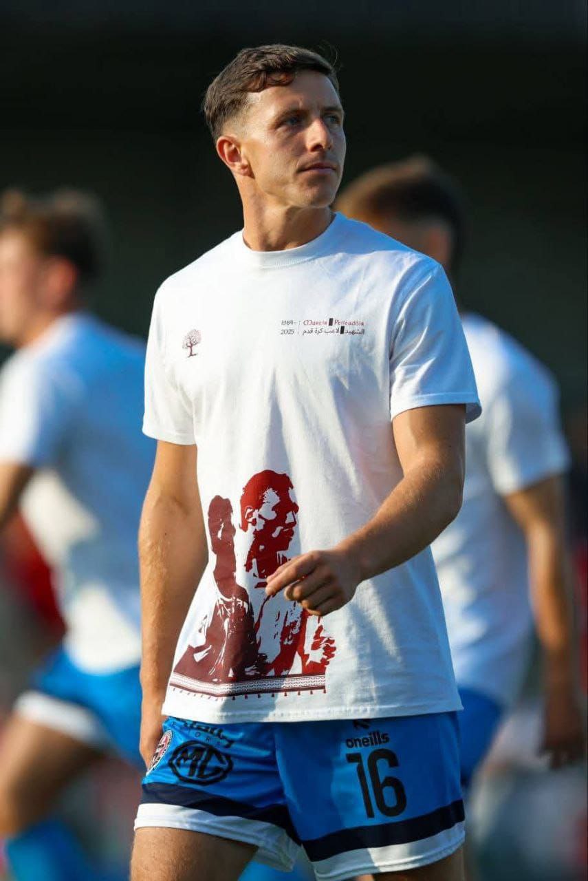 نجوم فريق “بوهيميان” الإيرلندي يرتدون قميصًا رياضيًا يحمل صورة نجم…