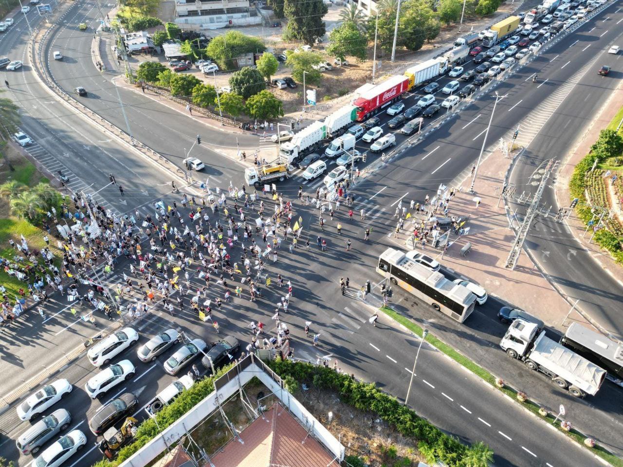مظاهرات ضخمة للمستوطنين في أنحاء فلسطين المحتلة للمطالبة بعقد صفقة…