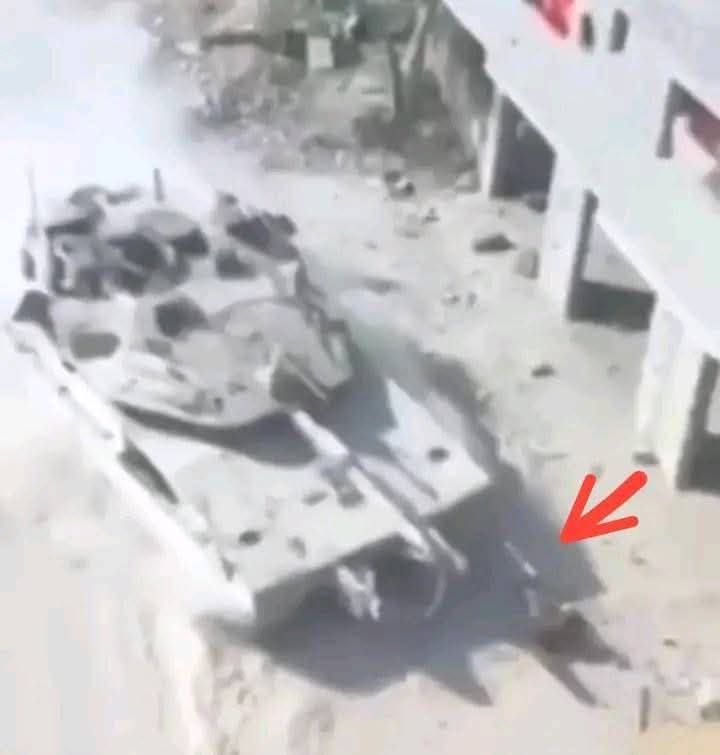 المقاوم الصنديد الذي دهسته دبابة الاحتلال  
تظهر الصور أنّه…