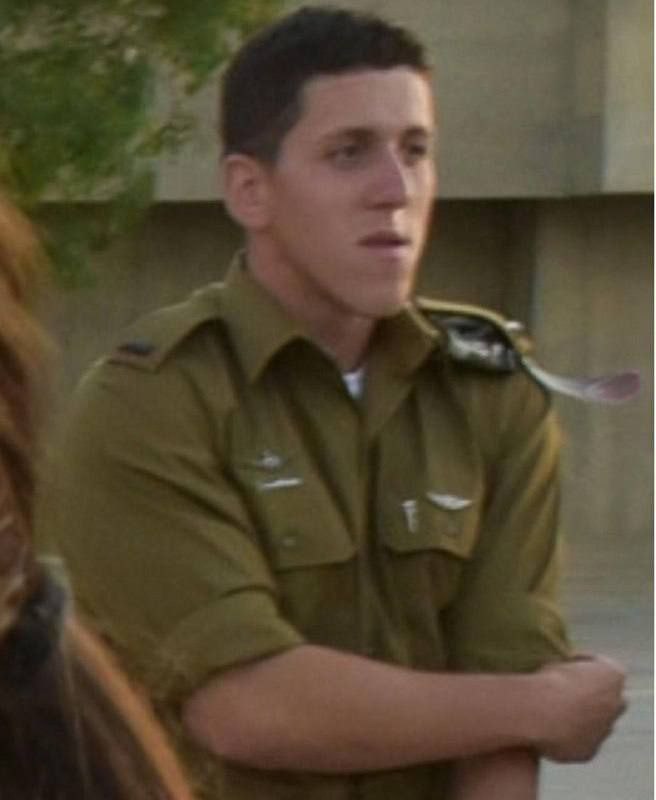 صورة متداولة للملازم أوري جيرليتز، ٢٠ عامًا، من ميتار، قائد…