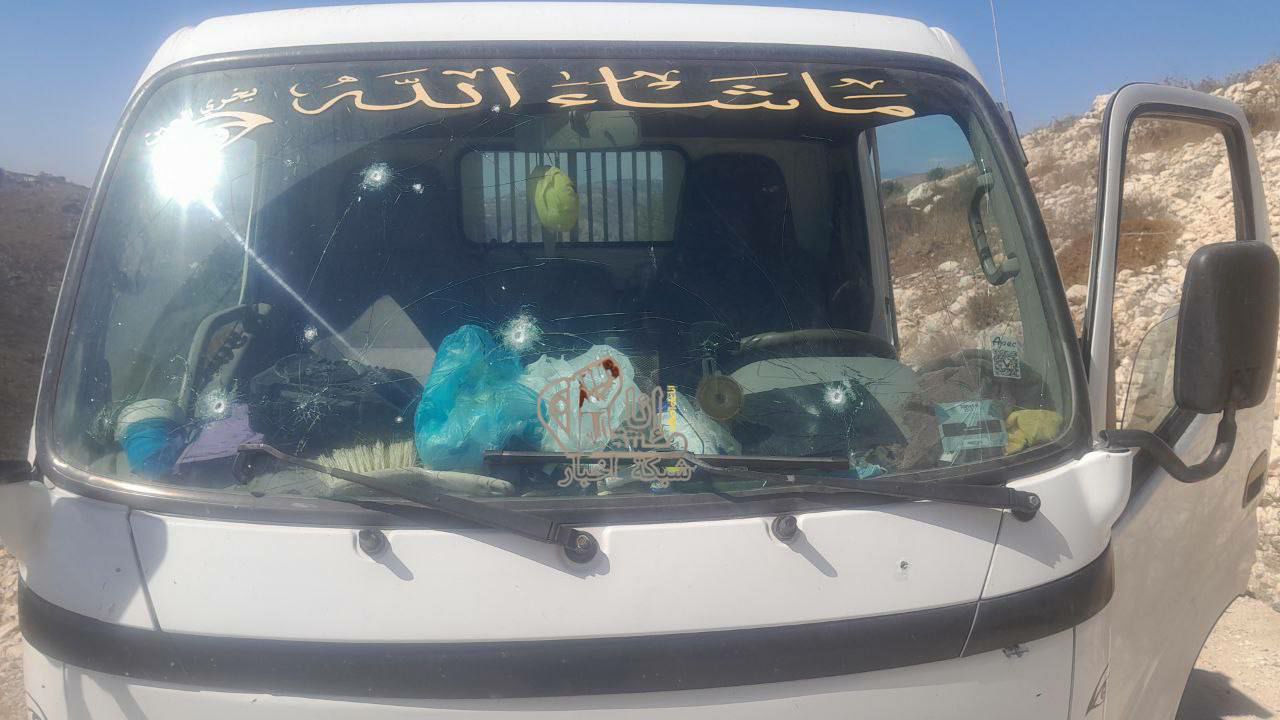 محلّقة اسرائيلية القت قنبلة بالقرب من أحد المواطنين أثناء نقل…