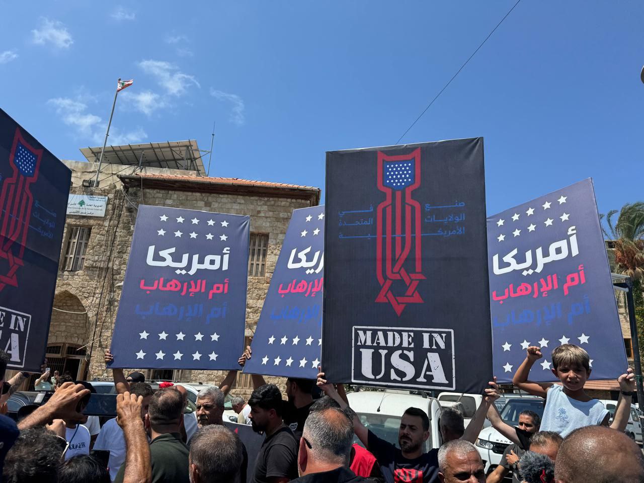 نفّذ عددٌ من المواطنين اللبنانيين وقفة أمام سراي صور، جنوبي…