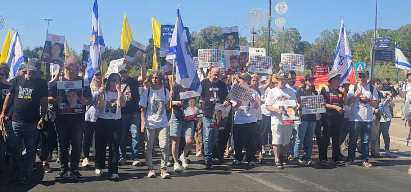 عائلات الأسرى تتوجه إلى منزل نتنياهو للمطالبة بصفقة تبادل بعد…