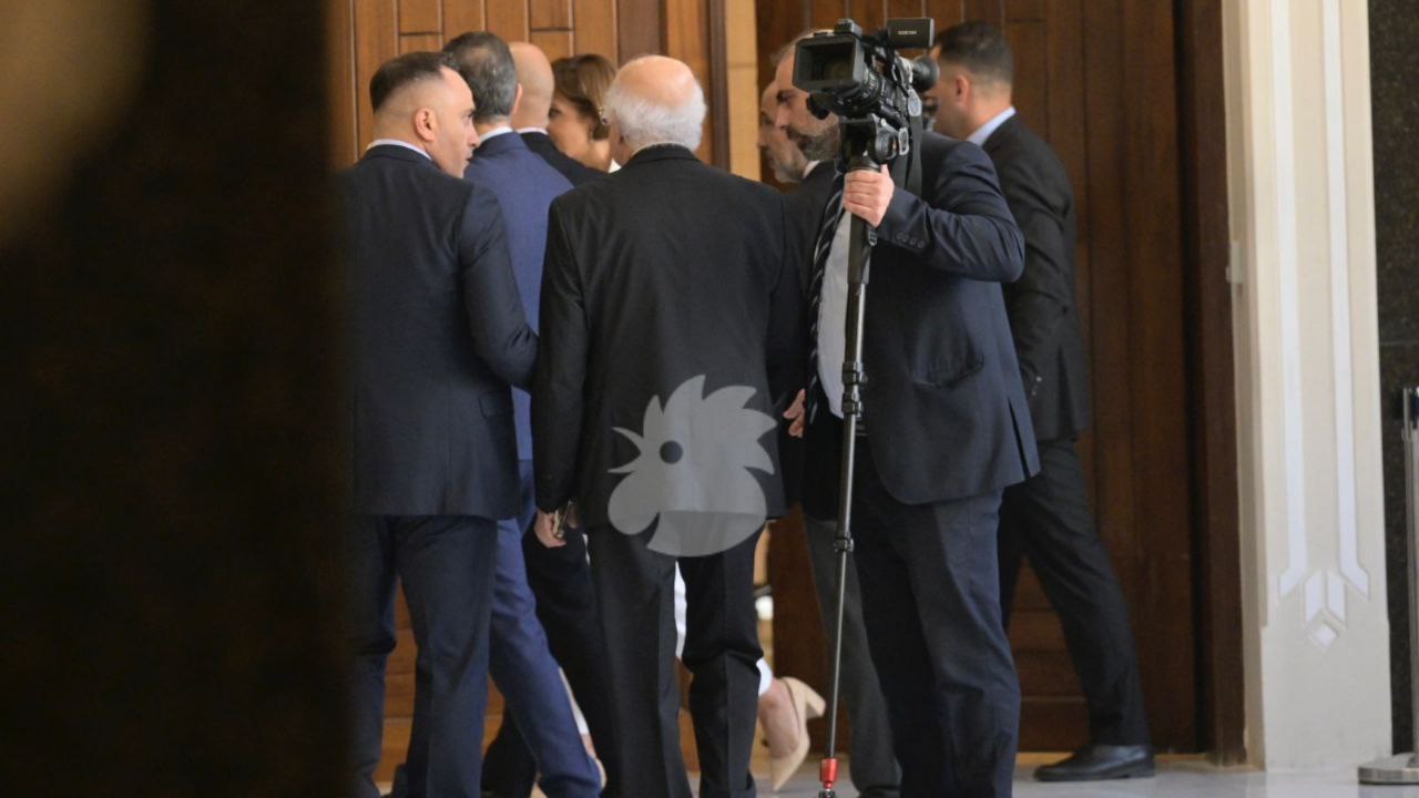 انسحاب وزراء الثنائي الشيعي عقب دخول قائد الجيش اللبناني إلى…