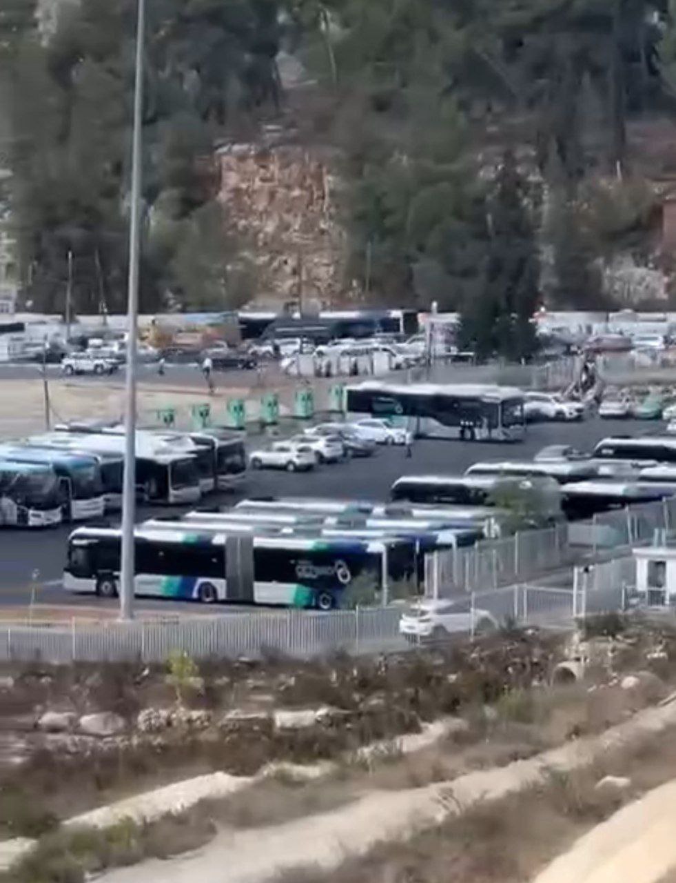 وسائل إعلام عبرية: منفذا العملية أطلقا النار داخل الباص ومحطة…