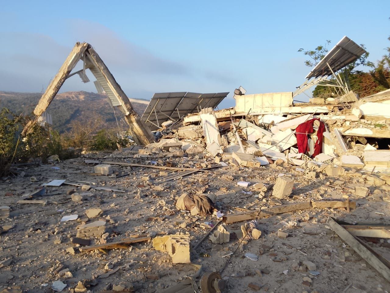 أقدم العدو الإسرائيلي فجراً على تفجير مبنى تابع لمدرسة ذوي…