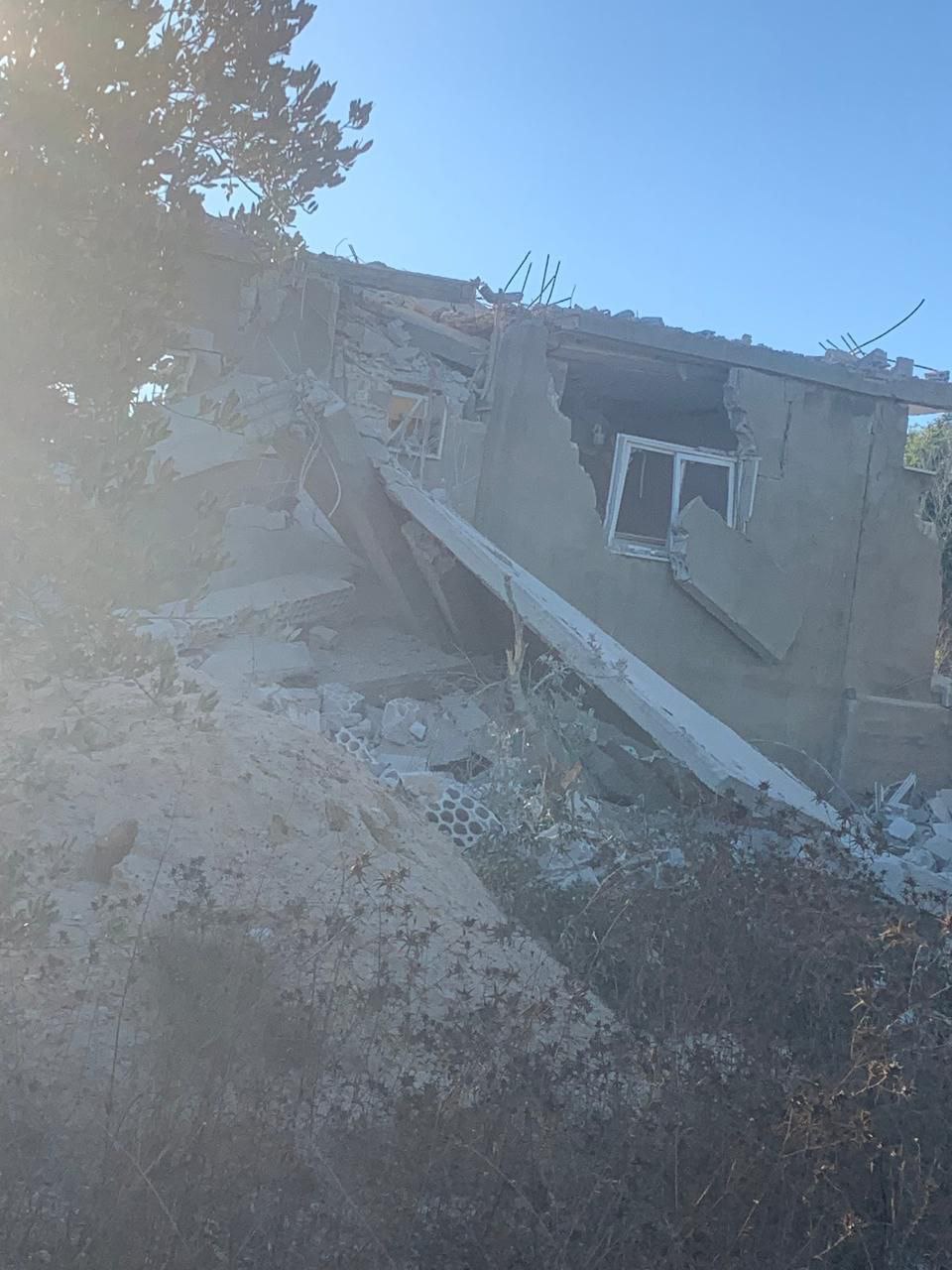 قوات الاحتلال تنسف منزلاً في تلة شواط فجر اليوم في…