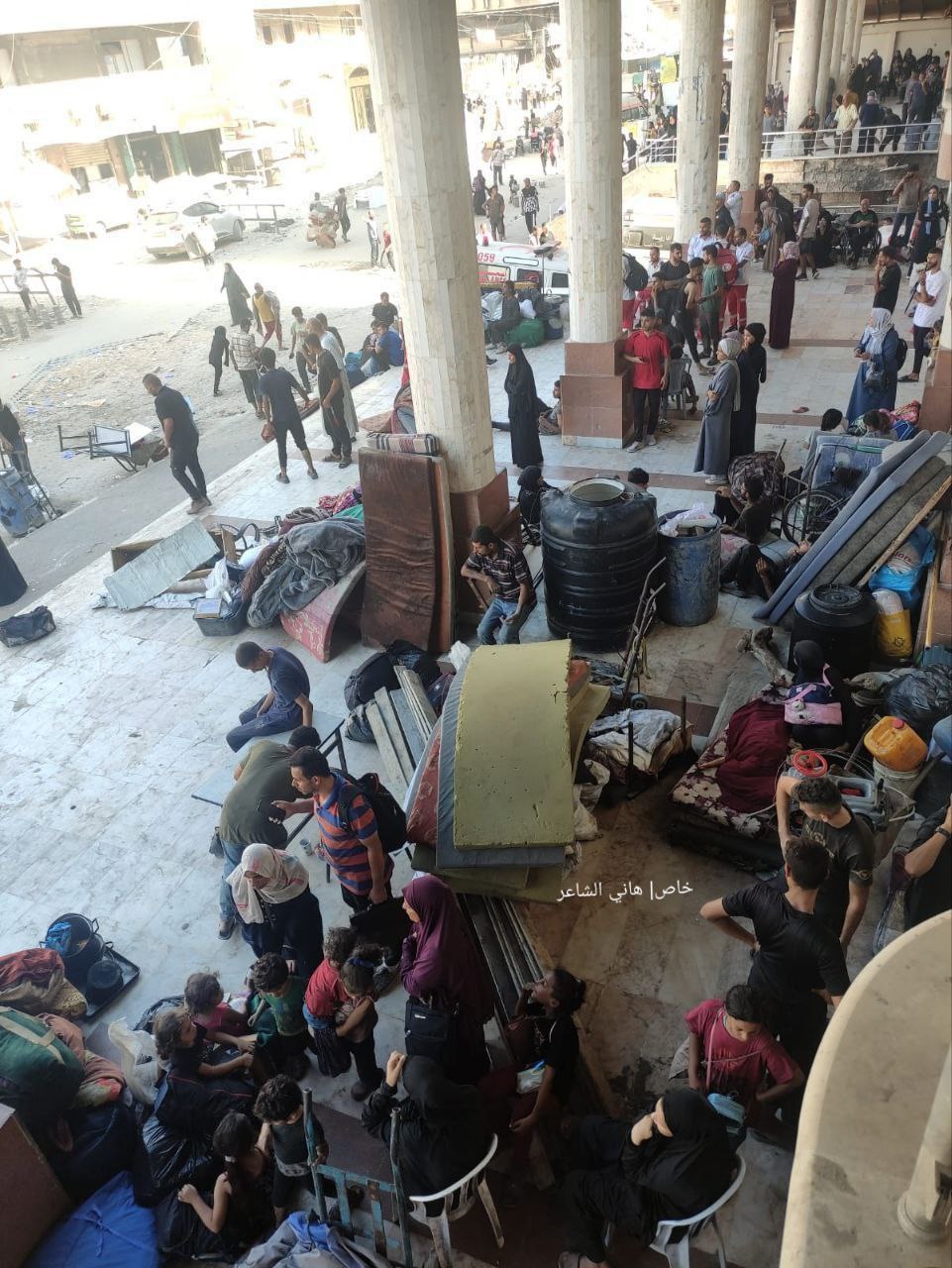 عشرات العائلات تنزح قسراً من المدارس والمنازل قرب مستشفى القدس…