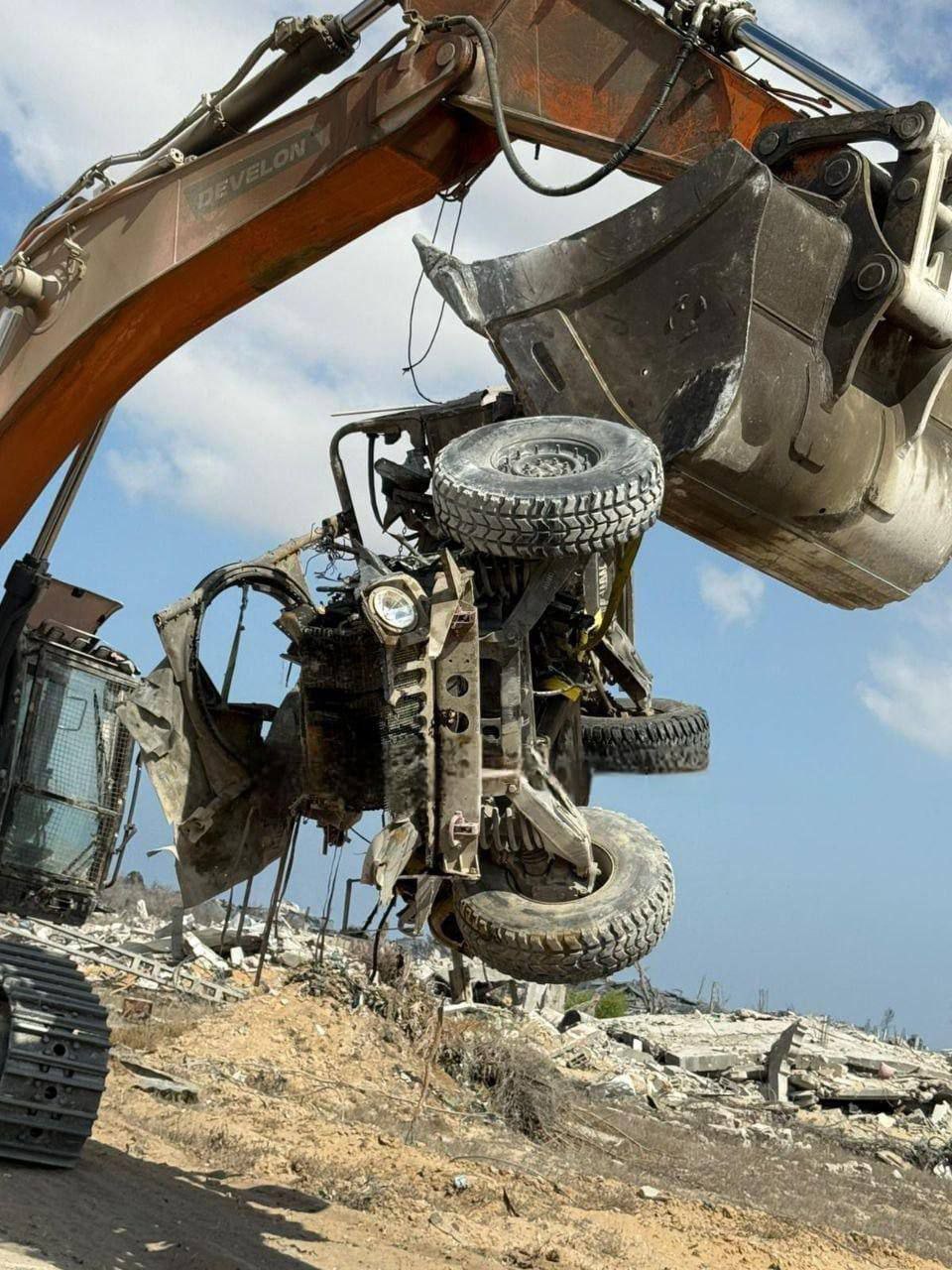 مشاهد من صور السيارة التي استهدفتها المقاومة الفلسطينية بعبوة ناسفة…