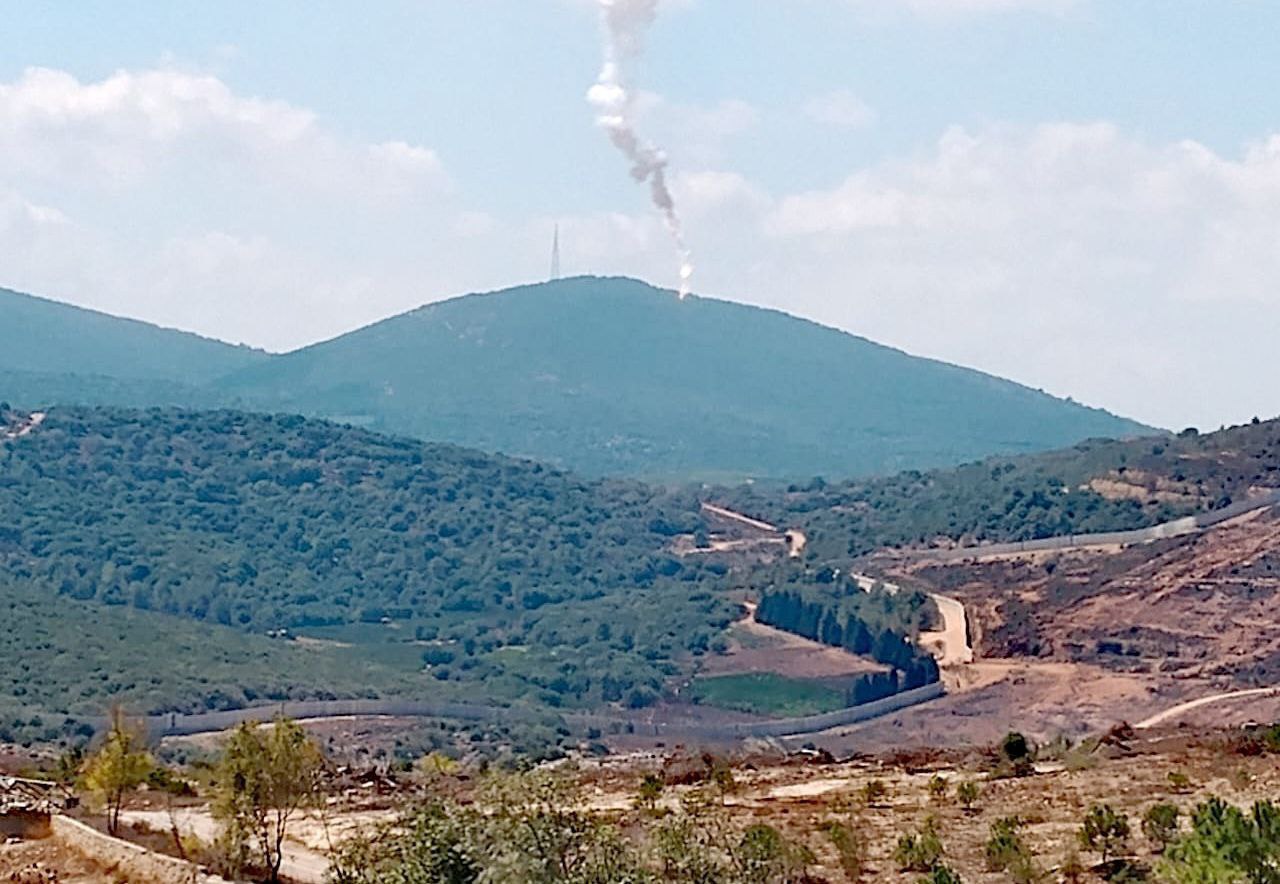 قوات الاحتلال تحاول إشعال الحرائق من خلال إطلاقها القذائف الحارقة…