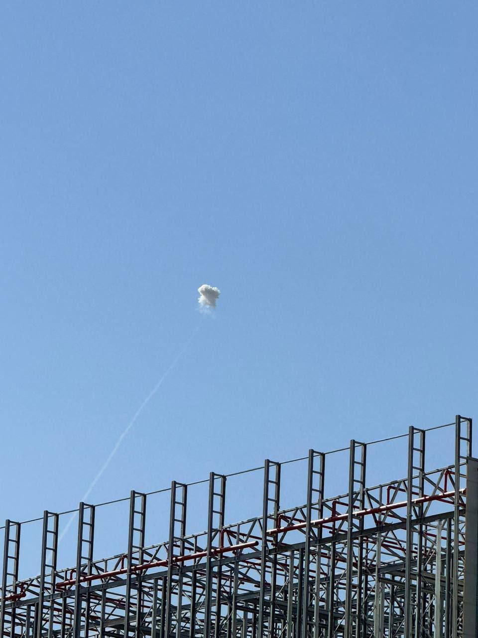 عاجل || جيش الاحتلال فعَّل الدفاعات الجوية في سماء مدينة…