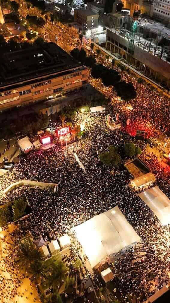 تظاهرة كبيرة في “تل أبيب” للمطالبة بإبرام صفقة تبادل أسرى…