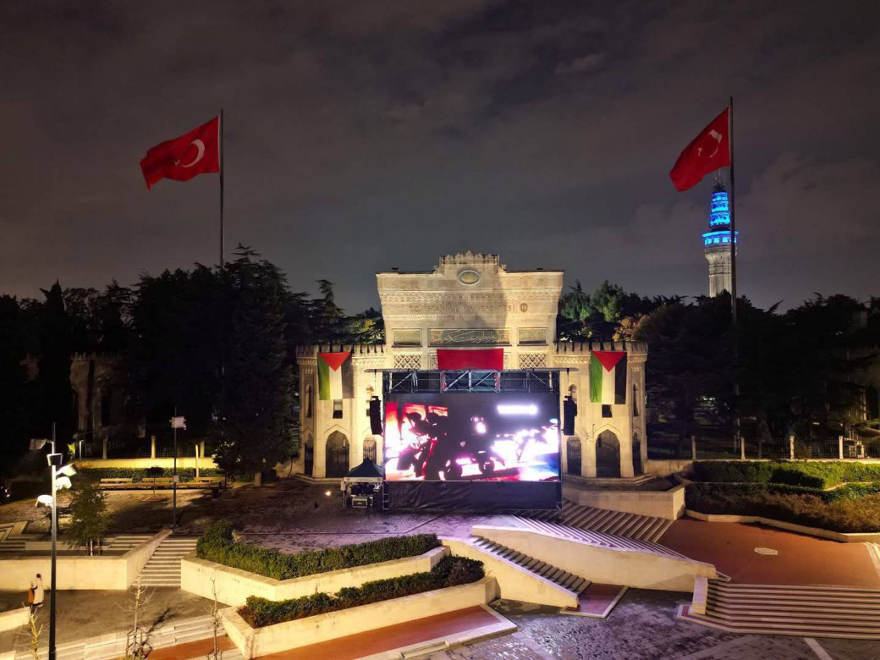 جامعة إسطنبول التركية تضيء شاشة تتضمن صوراً من الحرب المستمرة…