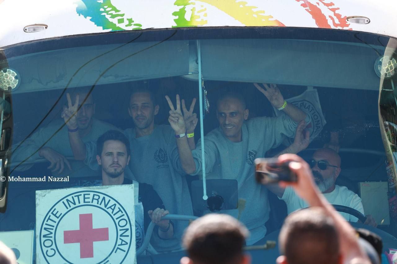 الأسرى المحررون يرفعون شارات النصر بعد وصولهم إلى رام الله…