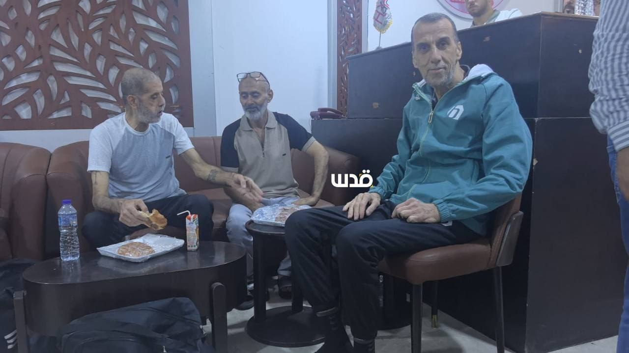 مجموعة من الأسرى المحررين المبعدين إلى مصر ضمن صفقة التبادل……