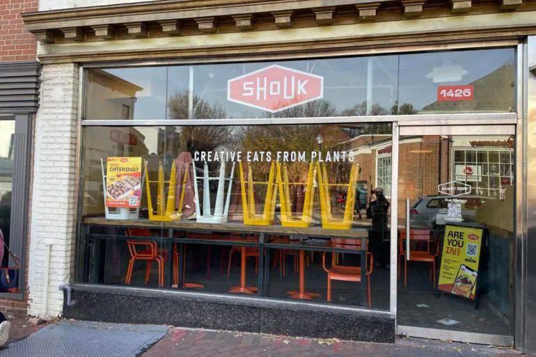 صحيفة “هآرتس” العبرية: سلسلة مطاعم إسرائيلية تُغلق جميع فروعها في…