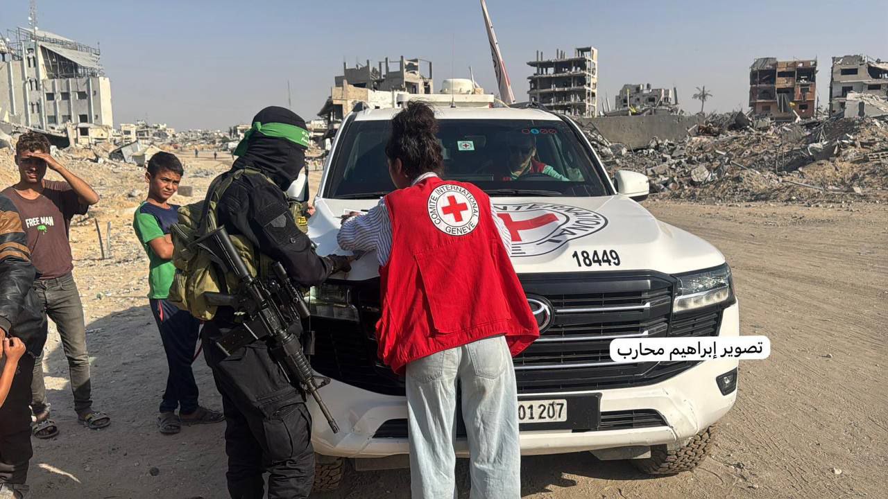 جانب من مرافقة الصليب الأحمر  لعناصر من كتائب القسام…