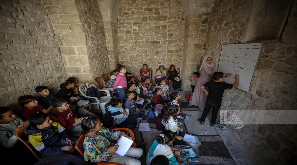 طلاب يعودون للدراسة في مدرسة الكمالية الأثرية بحي الزيتون في…