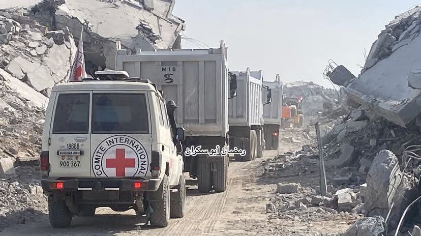 لحظة دخول طواقم الصليب الأحمر والفرق الفنية برفقة عناصر كتائب…